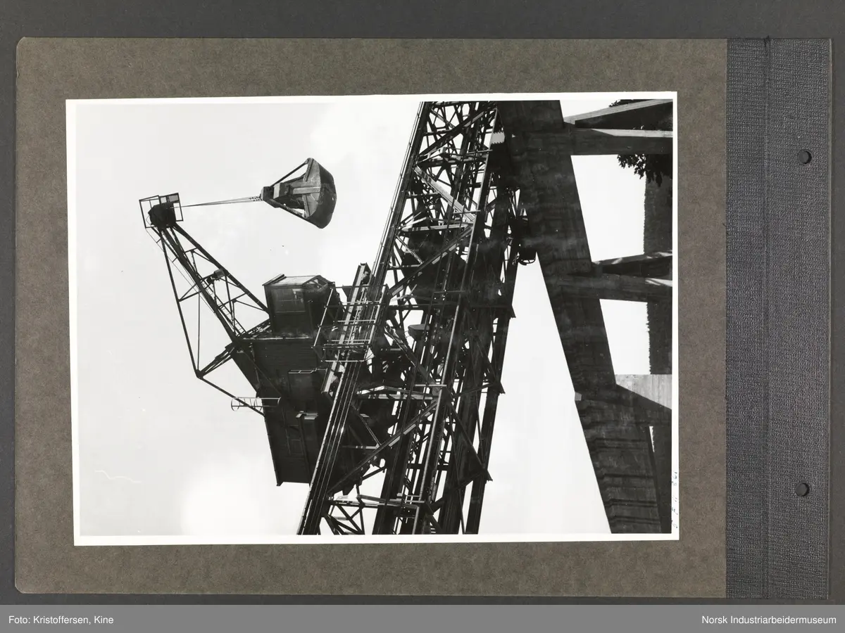 Fotoalbum med 52 sider og 53 innlimte fotografier fra Norsk Hydro på Herøya.