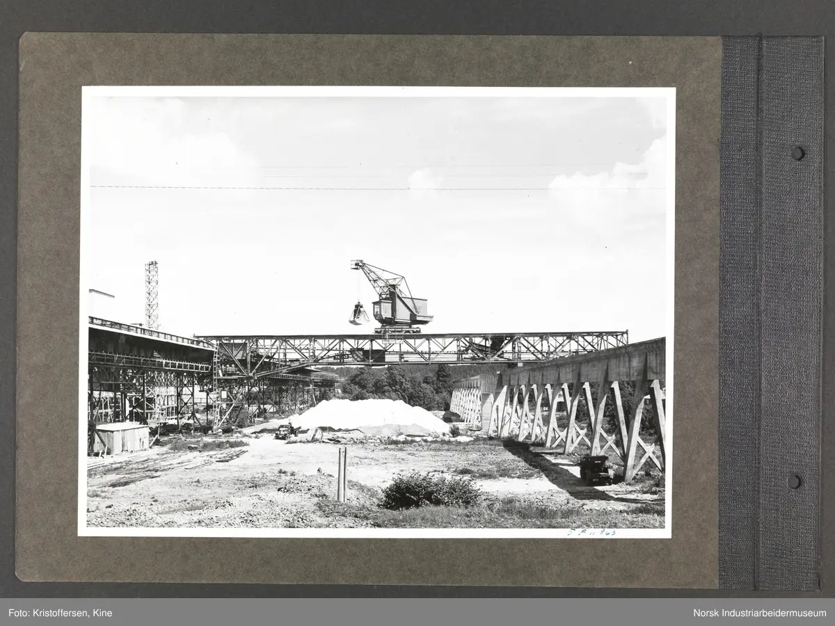 Fotoalbum med 52 sider og 53 innlimte fotografier fra Norsk Hydro på Herøya.