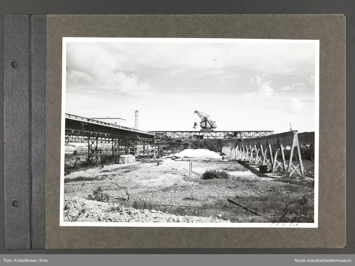 Fotoalbum med 52 sider og 53 innlimte fotografier fra Norsk Hydro på Herøya.