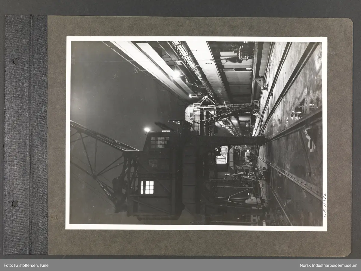 Fotoalbum med 48 sider og 61 innlimte fotografier fra Norsk Hydro på Herøya.