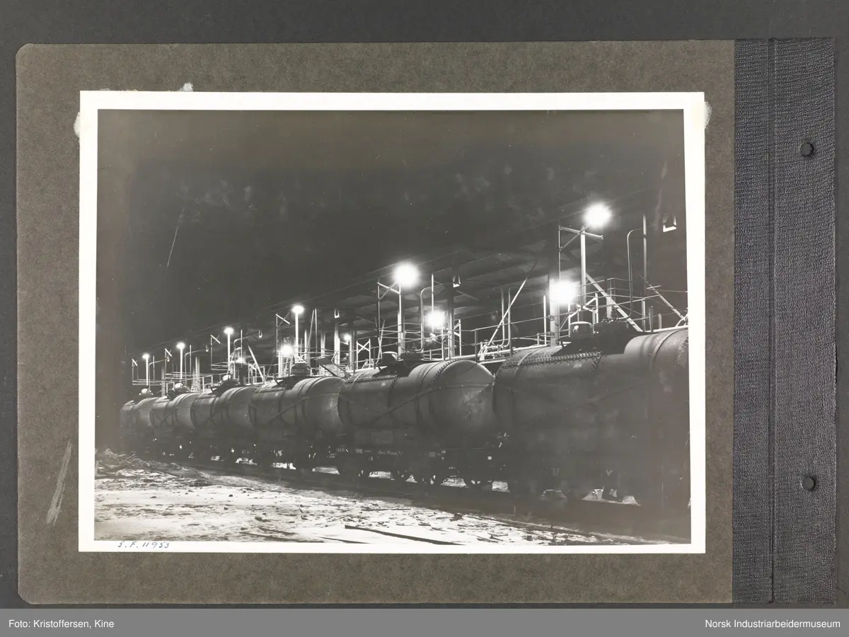 Fotoalbum med 48 sider og 61 innlimte fotografier fra Norsk Hydro på Herøya.