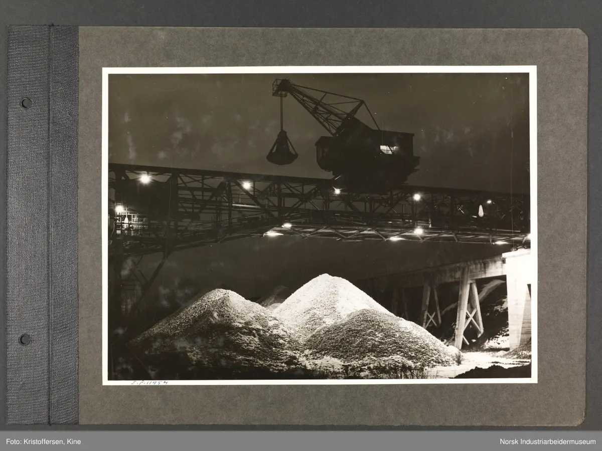 Fotoalbum med 48 sider og 61 innlimte fotografier fra Norsk Hydro på Herøya.