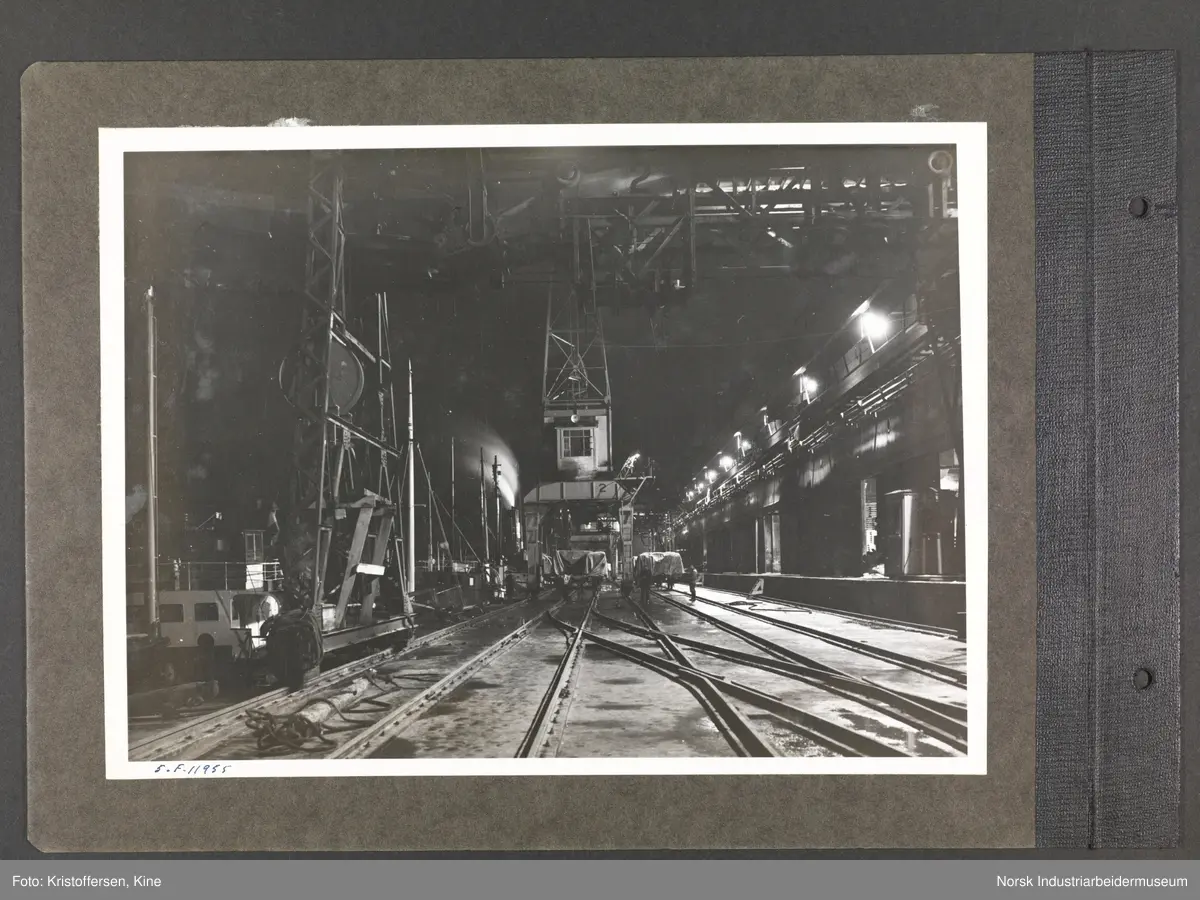 Fotoalbum med 48 sider og 61 innlimte fotografier fra Norsk Hydro på Herøya.