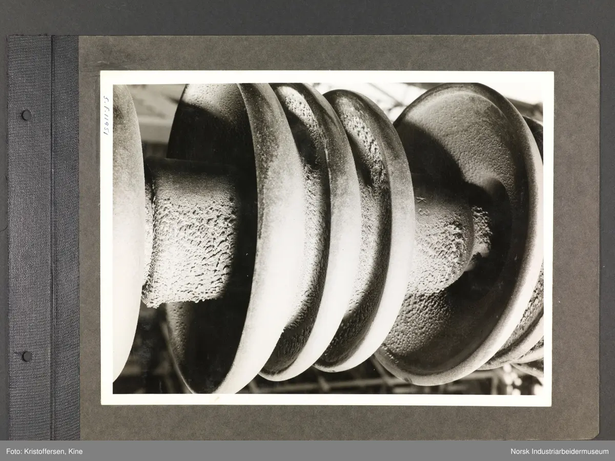 Fotoalbum med 48 sider og 61 innlimte fotografier fra Norsk Hydro på Herøya.