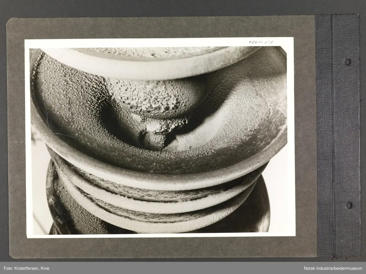 Fotoalbum med 48 sider og 61 innlimte fotografier fra Norsk Hydro på Herøya.