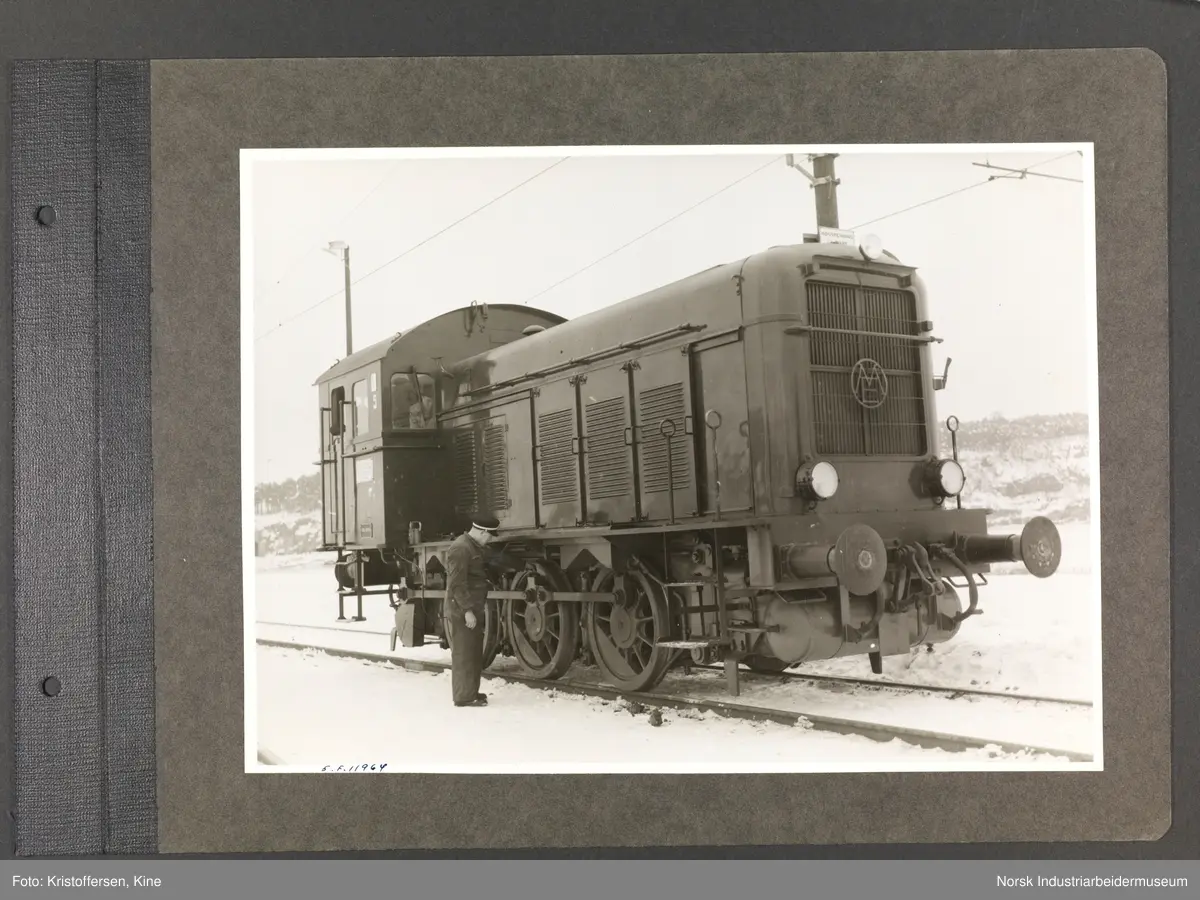 Fotoalbum med 48 sider og 61 innlimte fotografier fra Norsk Hydro på Herøya.