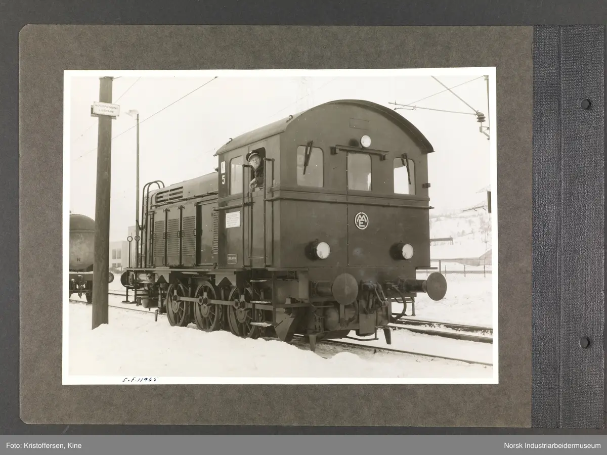 Fotoalbum med 48 sider og 61 innlimte fotografier fra Norsk Hydro på Herøya.