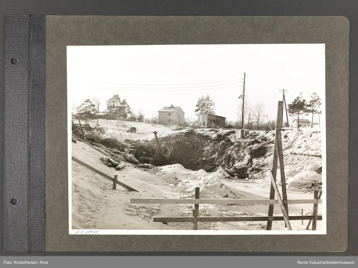 Fotoalbum med 48 sider og 61 innlimte fotografier fra Norsk Hydro på Herøya.