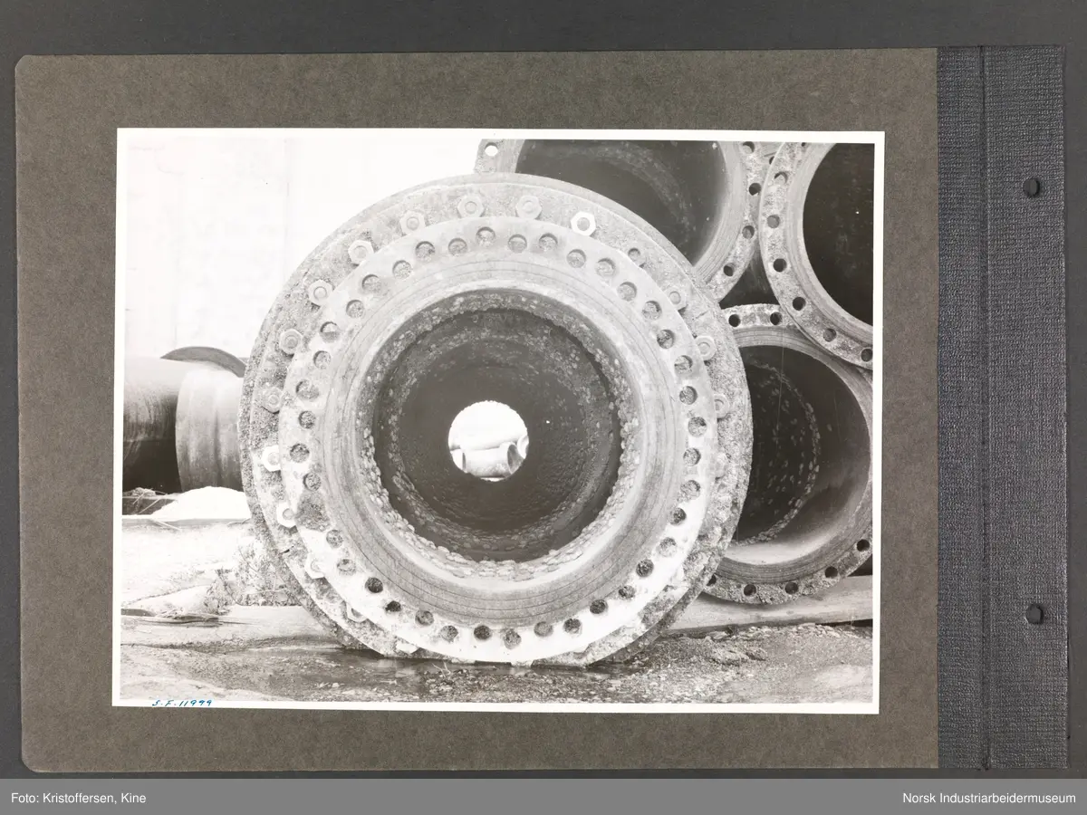 Fotoalbum med 48 sider og 61 innlimte fotografier fra Norsk Hydro på Herøya.