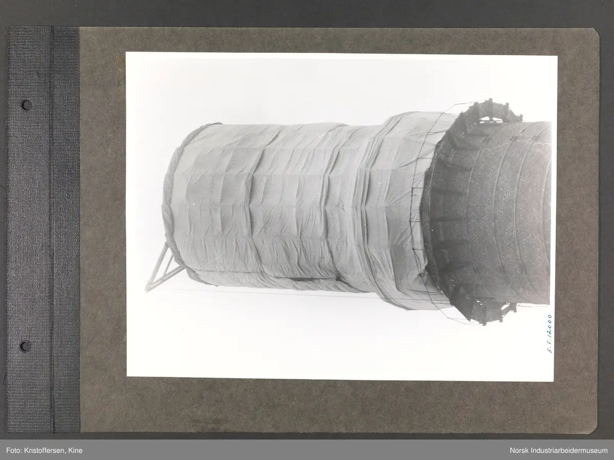 Fotoalbum med 48 sider og 61 innlimte fotografier fra Norsk Hydro på Herøya.