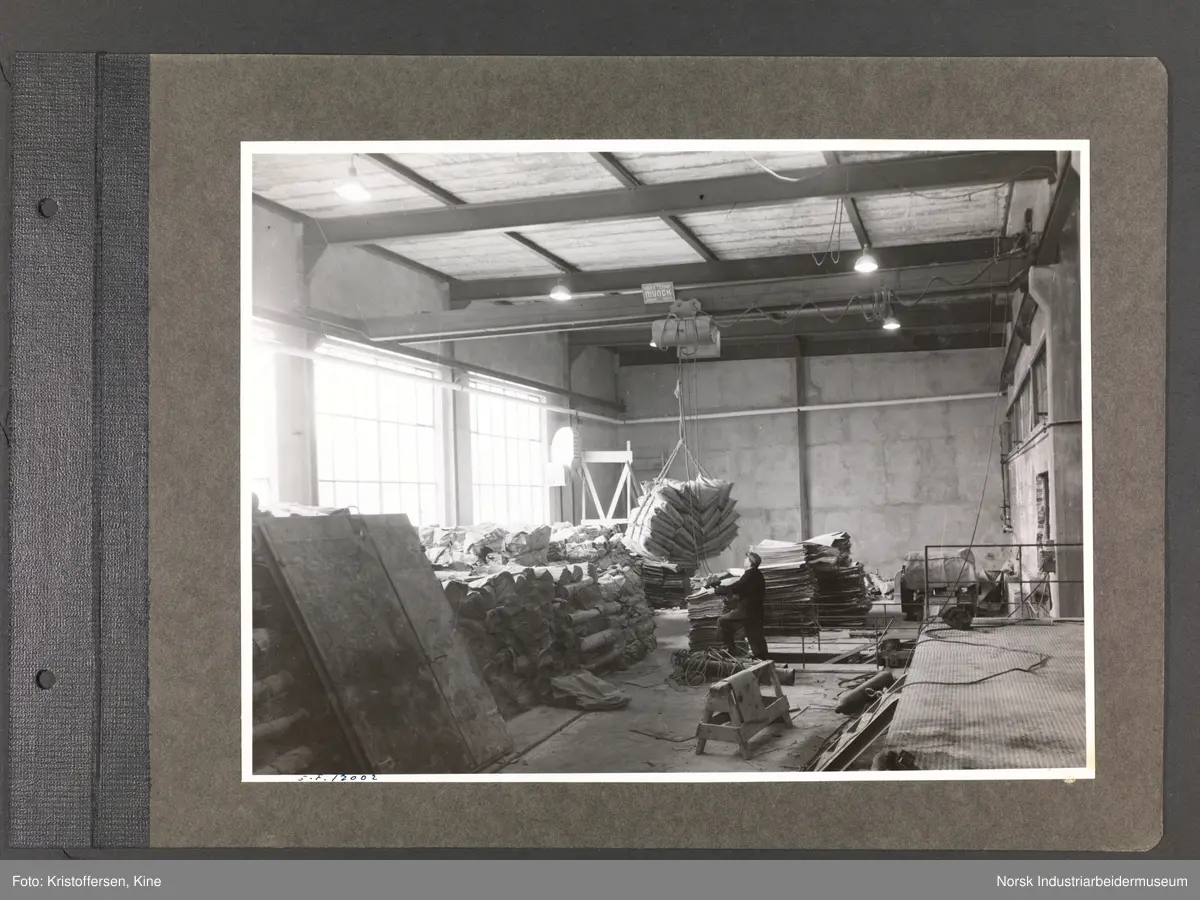 Fotoalbum med 48 sider og 61 innlimte fotografier fra Norsk Hydro på Herøya.