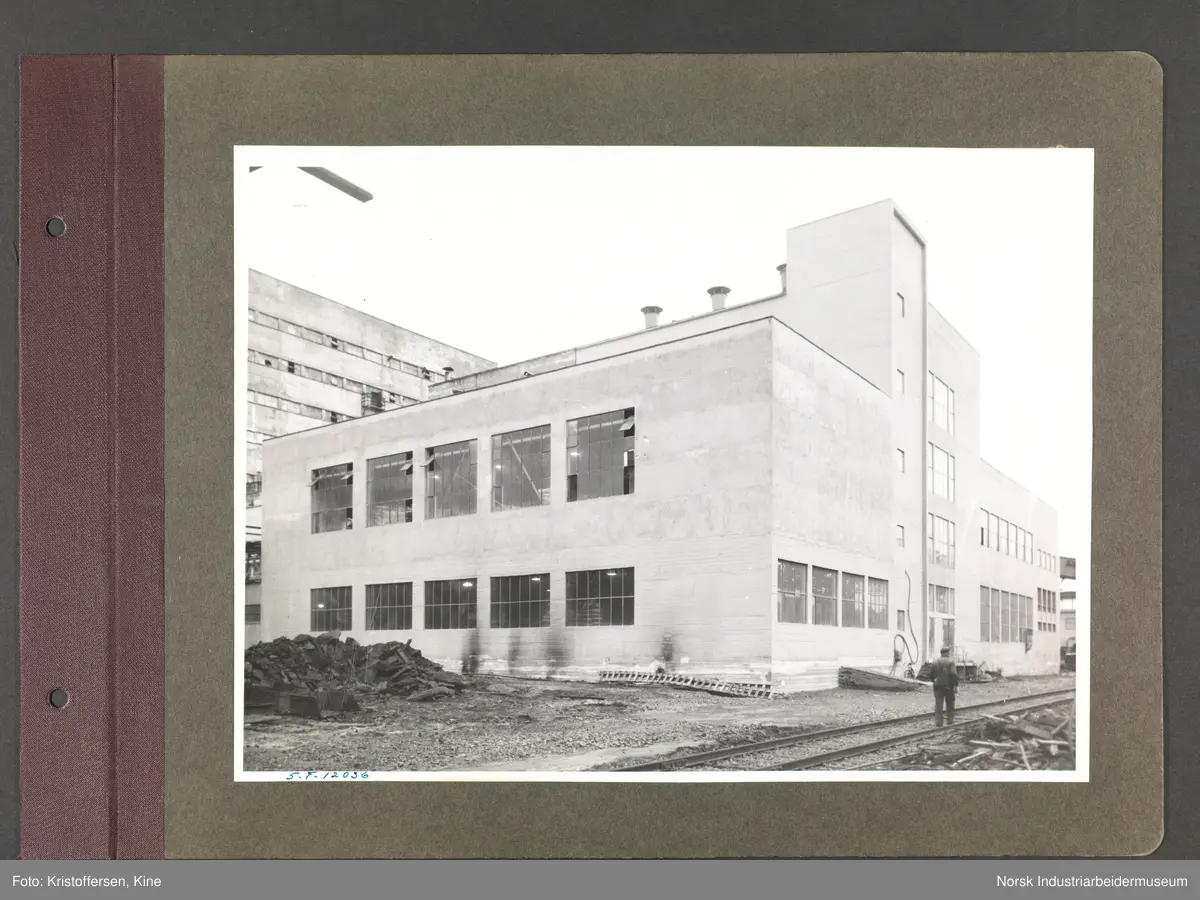 Fotoalbum med 48 sider og 56 innlimte fotografier fra Norsk Hydro på Herøya.