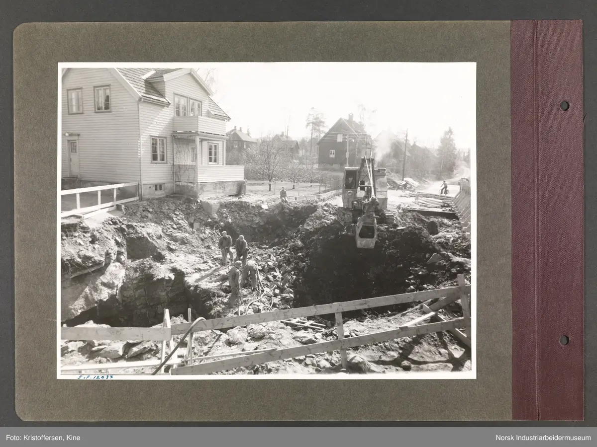 Fotoalbum med 48 sider og 56 innlimte fotografier fra Norsk Hydro på Herøya.