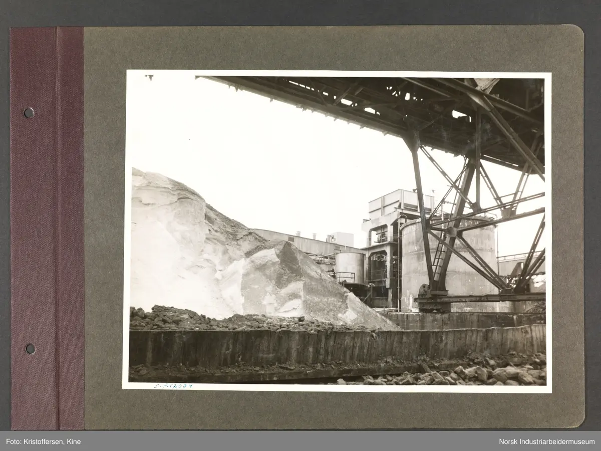 Fotoalbum med 48 sider og 56 innlimte fotografier fra Norsk Hydro på Herøya.