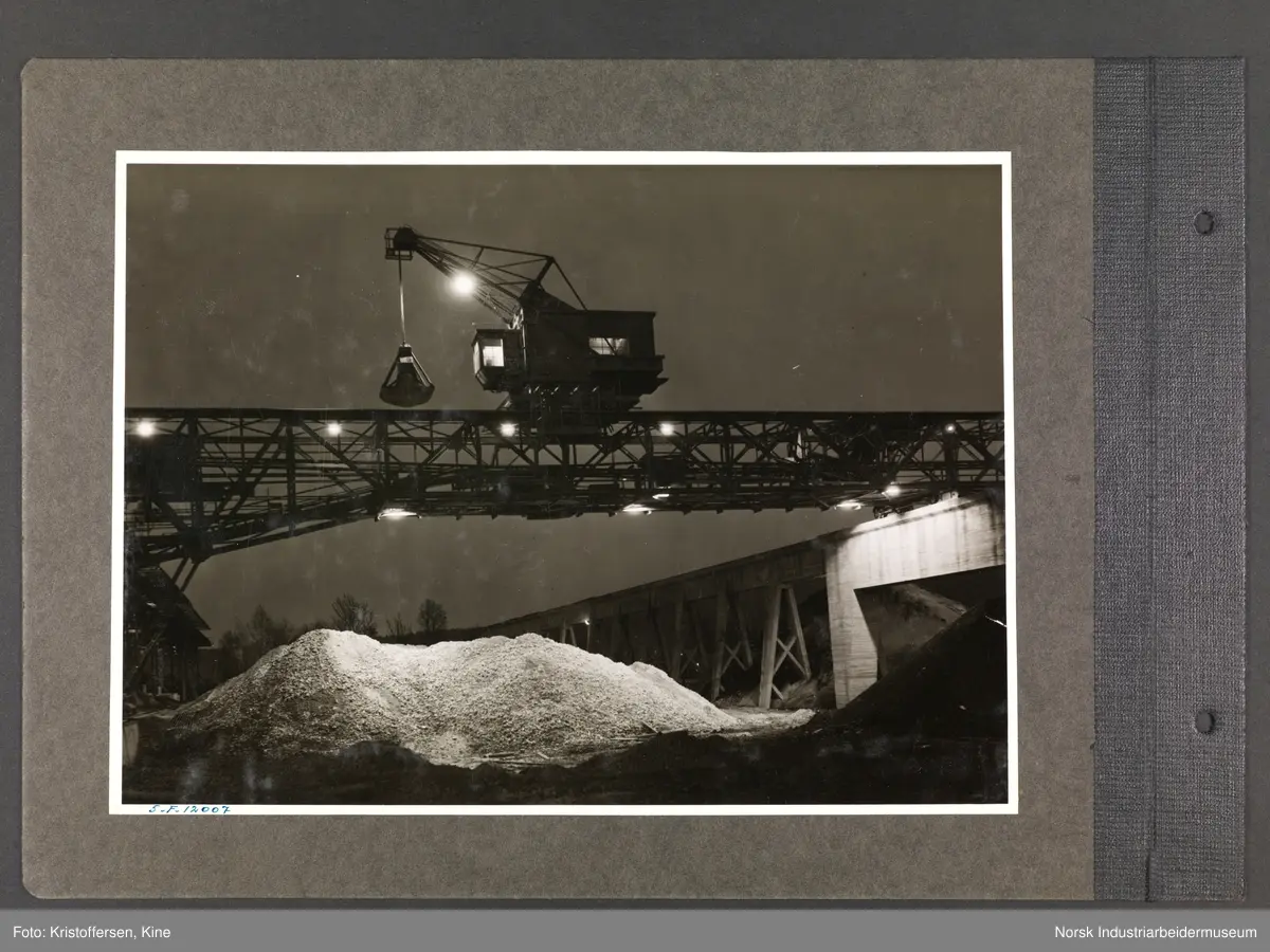 Fotoalbum med 48 sider og 61 innlimte fotografier fra Norsk Hydro på Herøya.