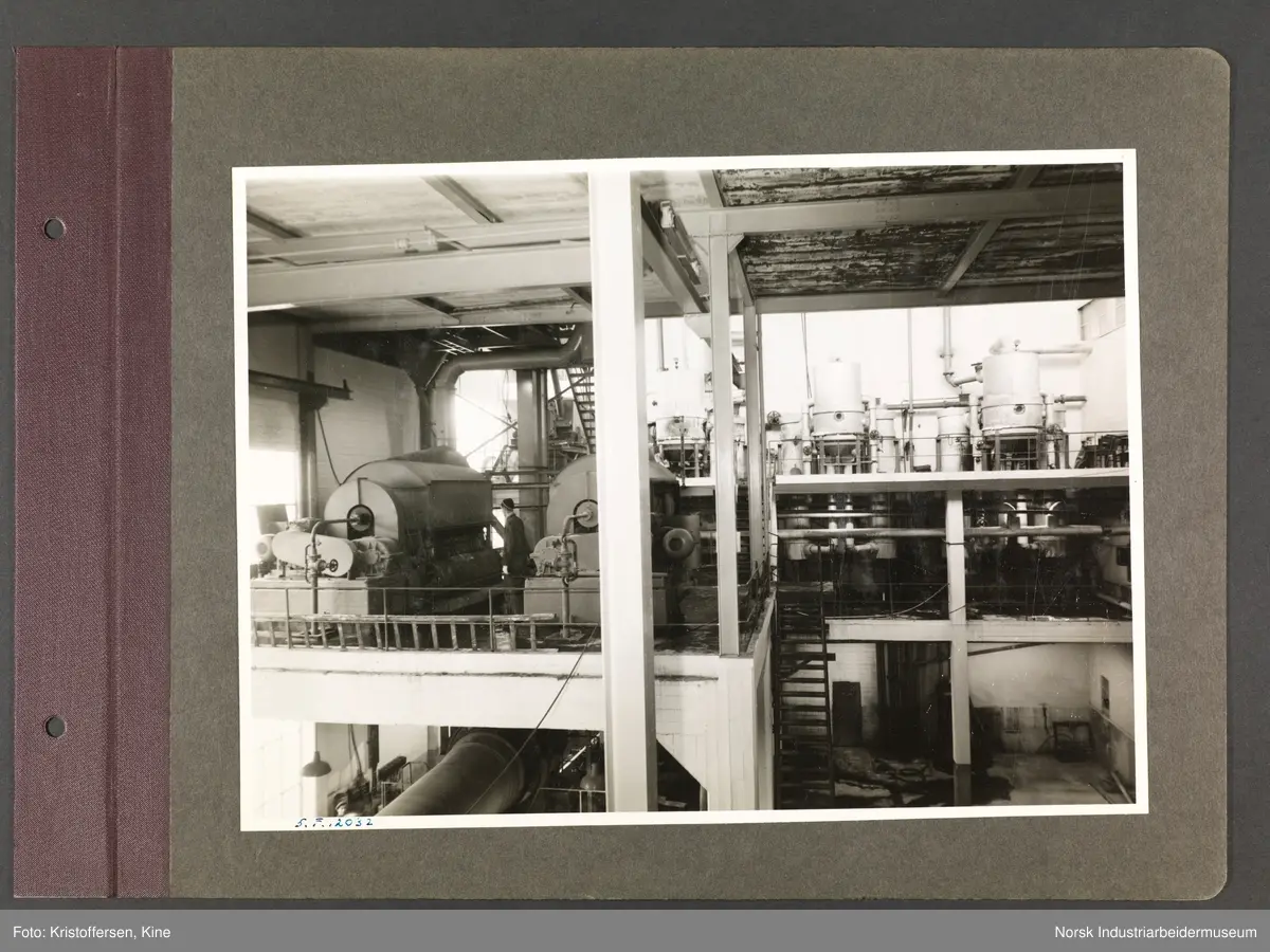 Fotoalbum med 48 sider og 56 innlimte fotografier fra Norsk Hydro på Herøya.