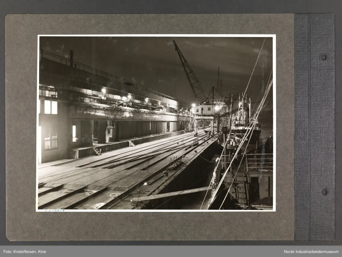 Fotoalbum med 48 sider og 61 innlimte fotografier fra Norsk Hydro på Herøya.