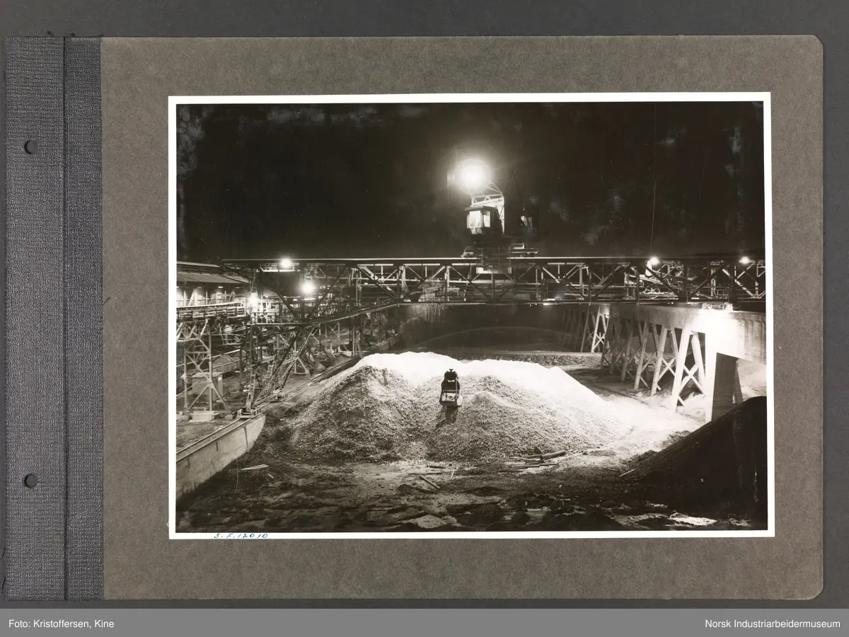 Fotoalbum med 48 sider og 61 innlimte fotografier fra Norsk Hydro på Herøya.