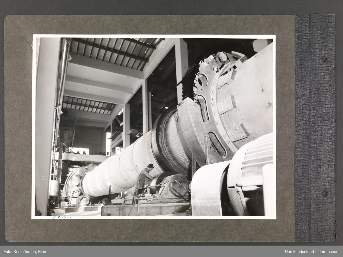 Fotoalbum med 48 sider og 61 innlimte fotografier fra Norsk Hydro på Herøya.