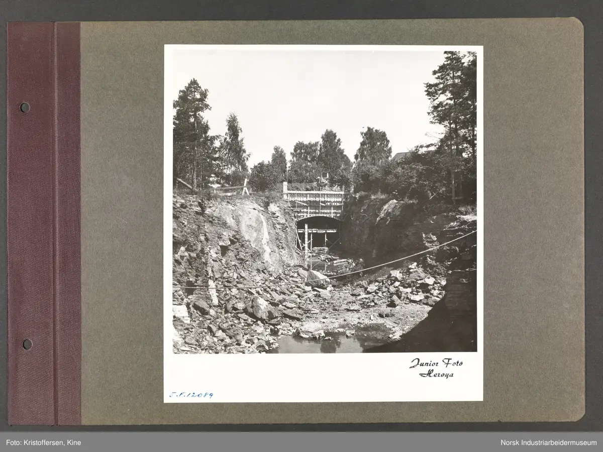 Fotoalbum med 48 sider og 51 innlimte fotografier fra Norsk Hydro på Herøya.