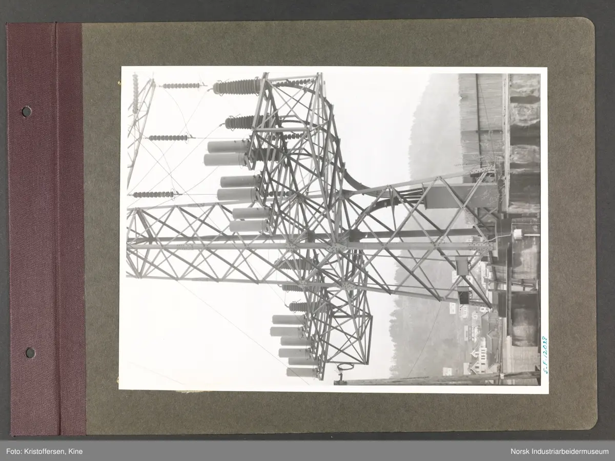Fotoalbum med 48 sider og 56 innlimte fotografier fra Norsk Hydro på Herøya.