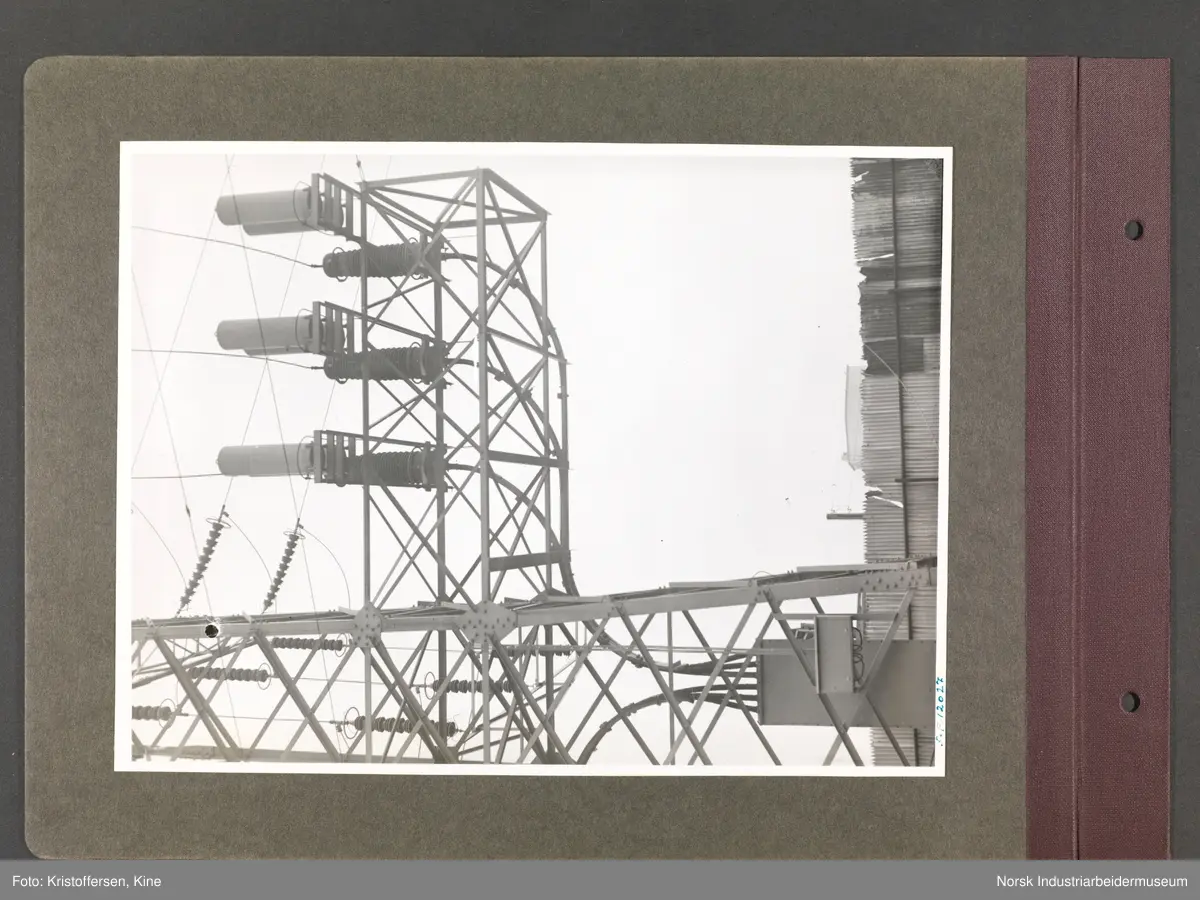 Fotoalbum med 48 sider og 56 innlimte fotografier fra Norsk Hydro på Herøya.