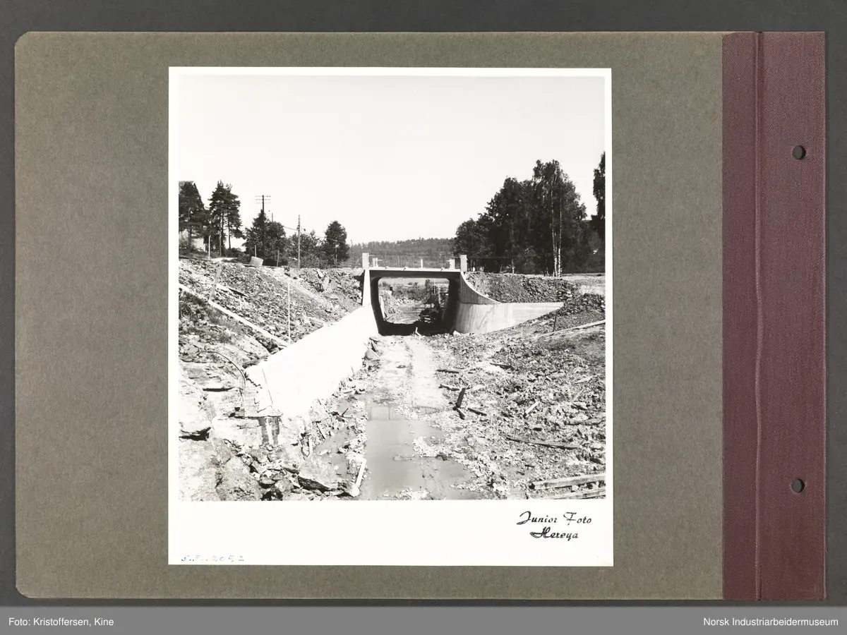Fotoalbum med 48 sider og 51 innlimte fotografier fra Norsk Hydro på Herøya.