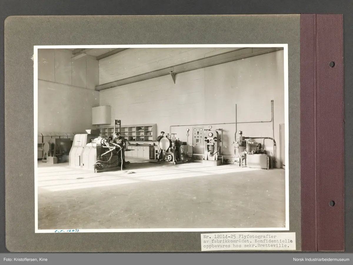 Fotoalbum med 48 sider og 56 innlimte fotografier fra Norsk Hydro på Herøya.