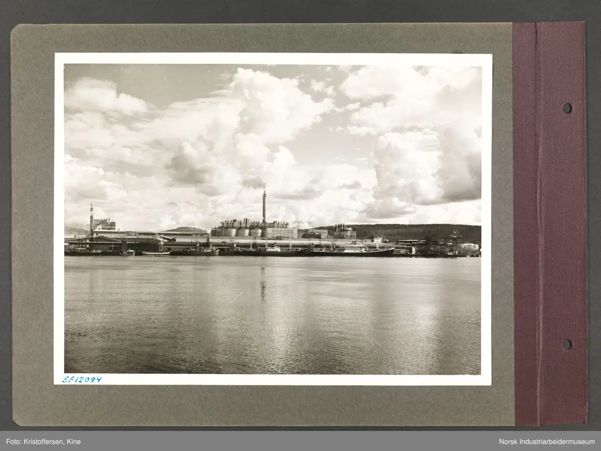 Fotoalbum med 48 sider og 51 innlimte fotografier fra Norsk Hydro på Herøya.