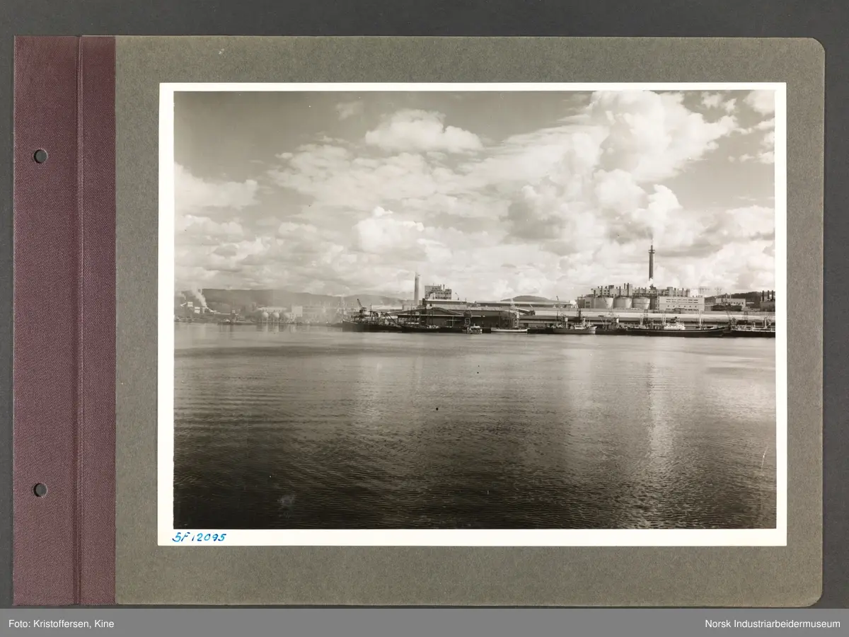 Fotoalbum med 48 sider og 51 innlimte fotografier fra Norsk Hydro på Herøya.