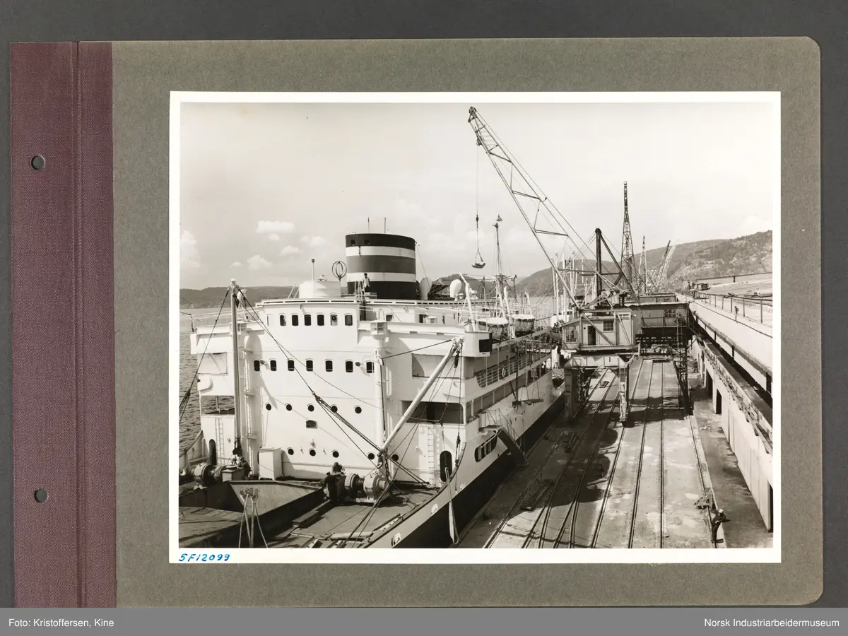 Fotoalbum med 48 sider og 51 innlimte fotografier fra Norsk Hydro på Herøya.