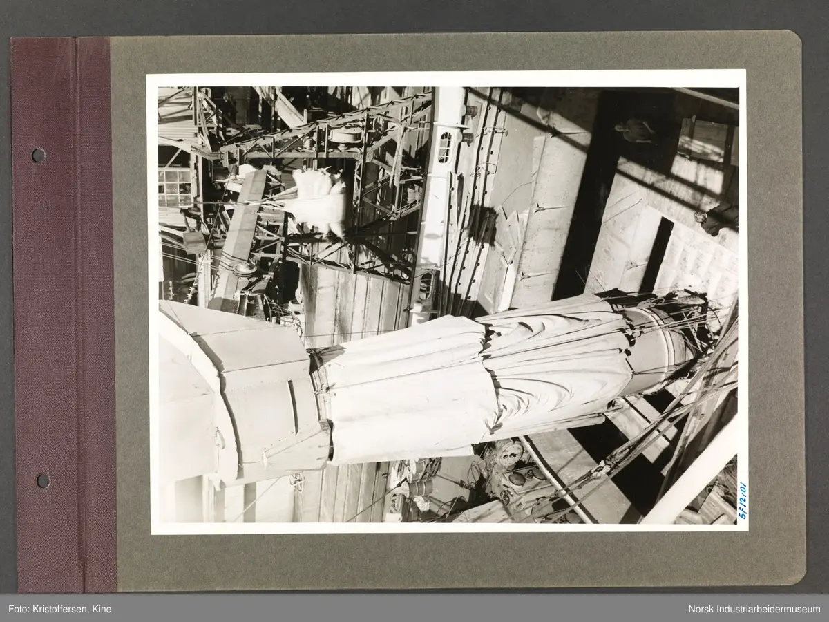 Fotoalbum med 48 sider og 51 innlimte fotografier fra Norsk Hydro på Herøya.