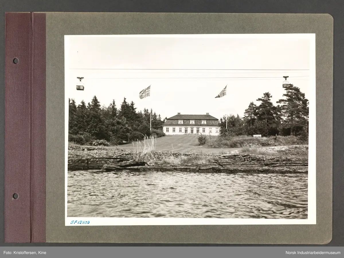 Fotoalbum med 48 sider og 51 innlimte fotografier fra Norsk Hydro på Herøya.