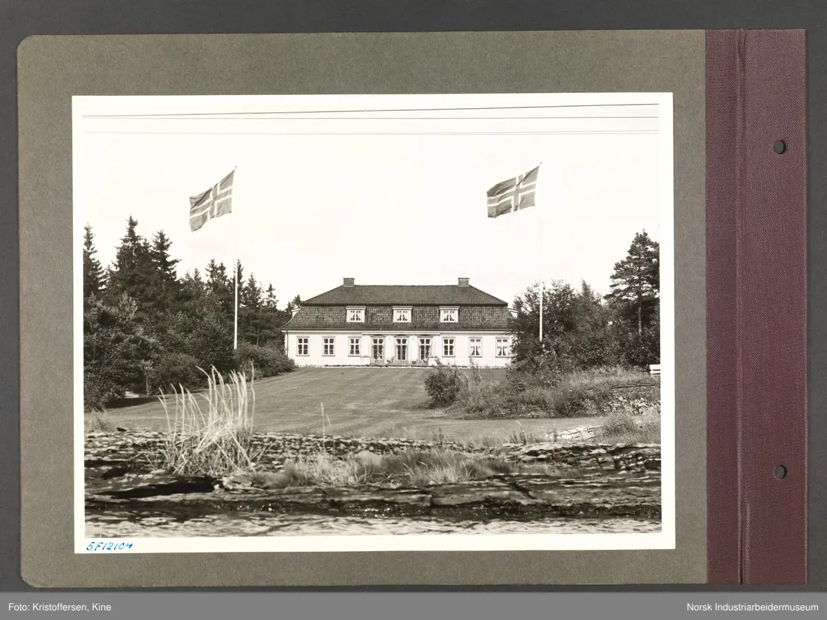 Fotoalbum med 48 sider og 51 innlimte fotografier fra Norsk Hydro på Herøya.