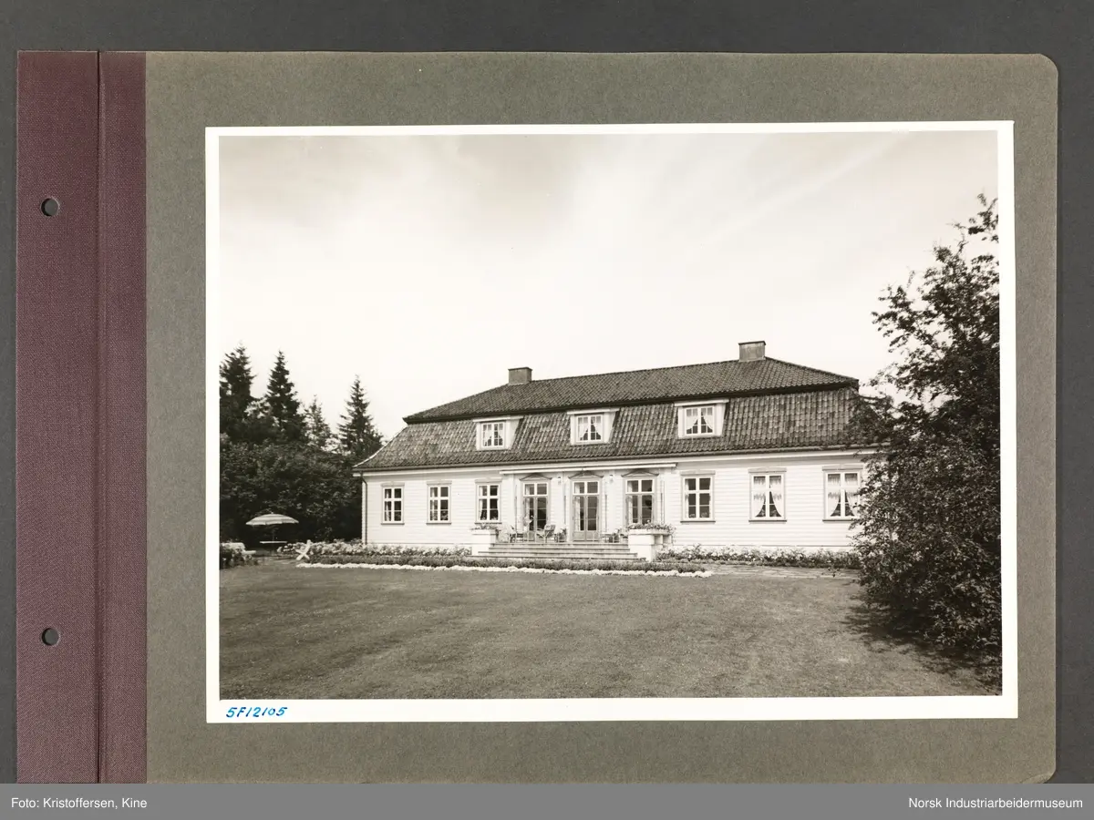 Fotoalbum med 48 sider og 51 innlimte fotografier fra Norsk Hydro på Herøya.