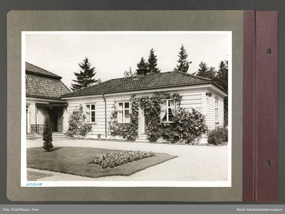Fotoalbum med 48 sider og 51 innlimte fotografier fra Norsk Hydro på Herøya.