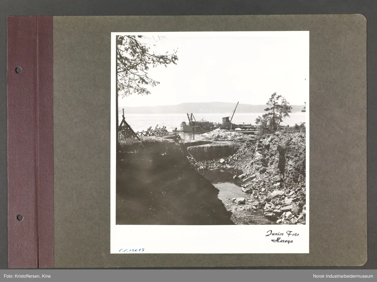 Fotoalbum med 48 sider og 56 innlimte fotografier fra Norsk Hydro på Herøya.