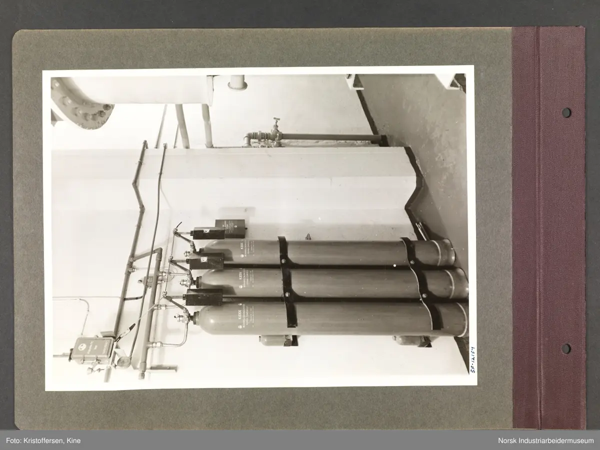Fotoalbum med 48 sider og 48 innlimte fotografier fra Norsk Hydro på Herøya.
