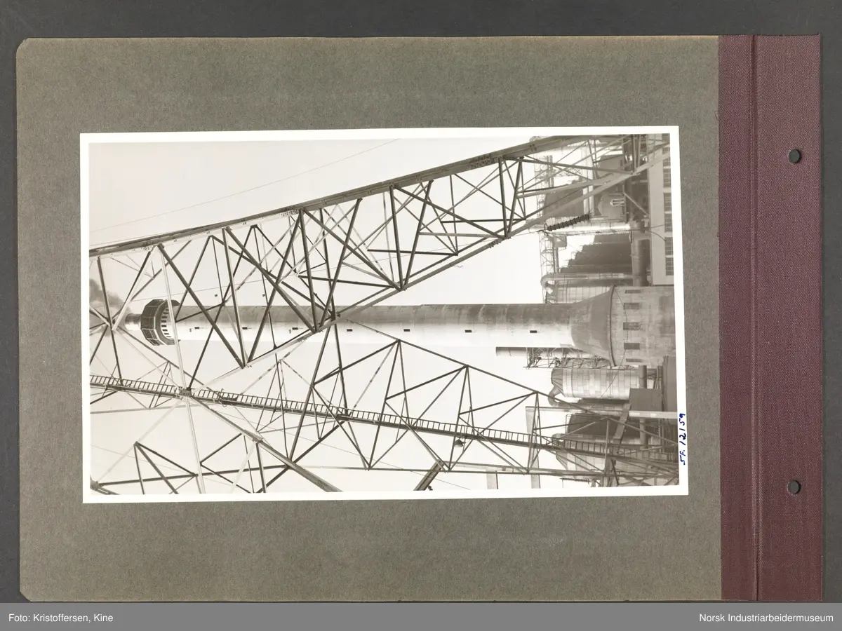 Fotoalbum med 48 sider og 48 innlimte fotografier fra Norsk Hydro på Herøya.