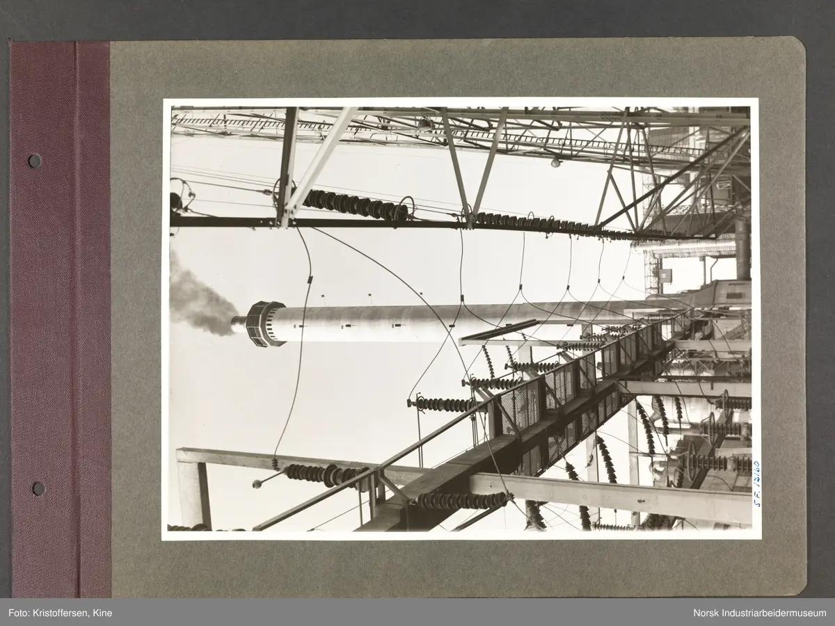Fotoalbum med 48 sider og 48 innlimte fotografier fra Norsk Hydro på Herøya.