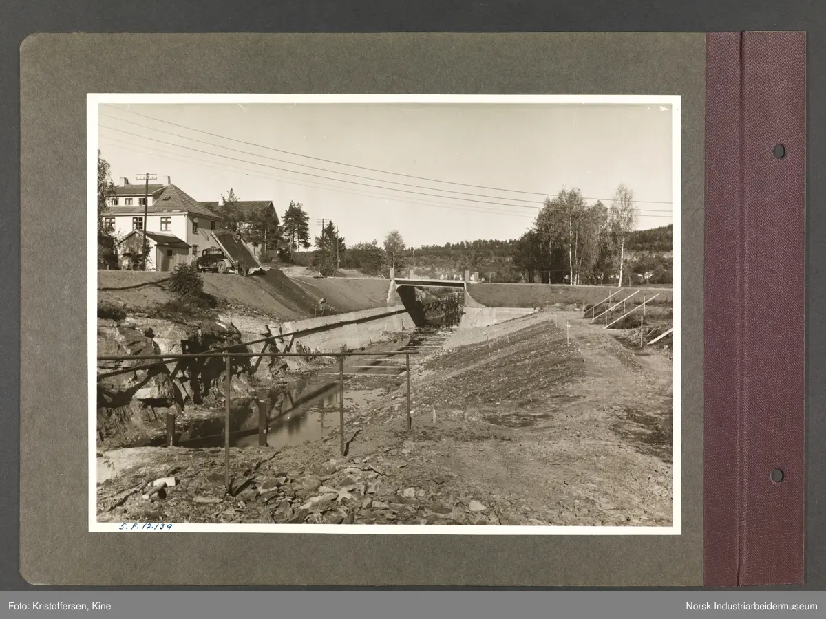 Fotoalbum med 48 sider og 51 innlimte fotografier fra Norsk Hydro på Herøya.