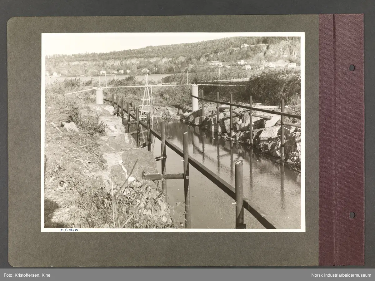 Fotoalbum med 48 sider og 51 innlimte fotografier fra Norsk Hydro på Herøya.
