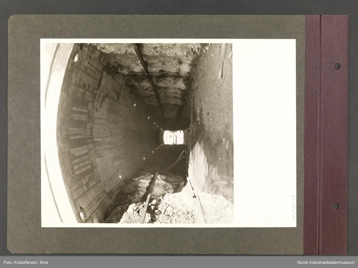 Fotoalbum med 48 sider og 51 innlimte fotografier fra Norsk Hydro på Herøya.