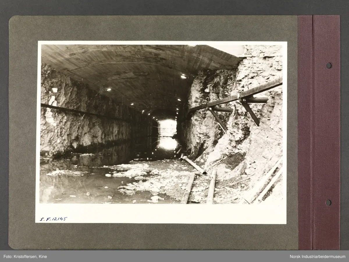 Fotoalbum med 48 sider og 51 innlimte fotografier fra Norsk Hydro på Herøya.