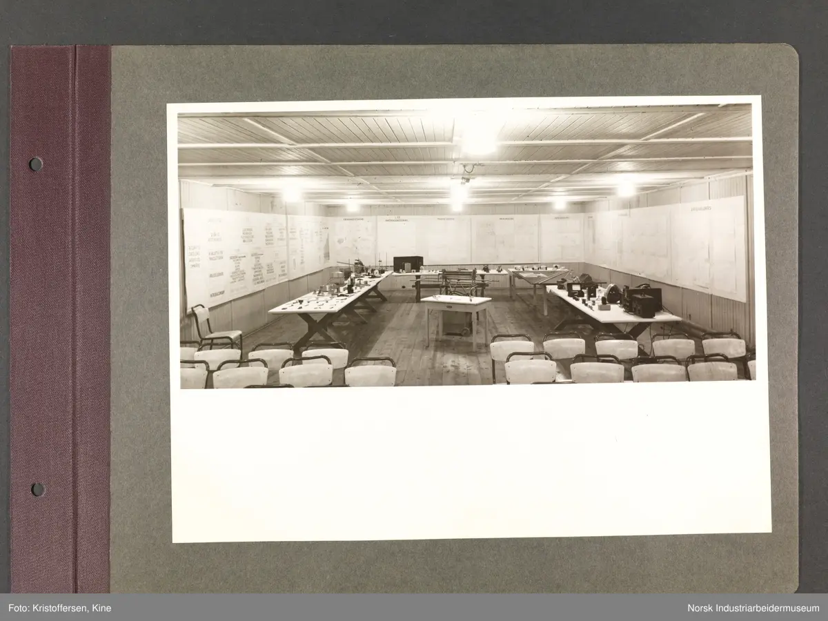 Fotoalbum med 48 sider og 48 innlimte fotografier fra Norsk Hydro på Herøya.
