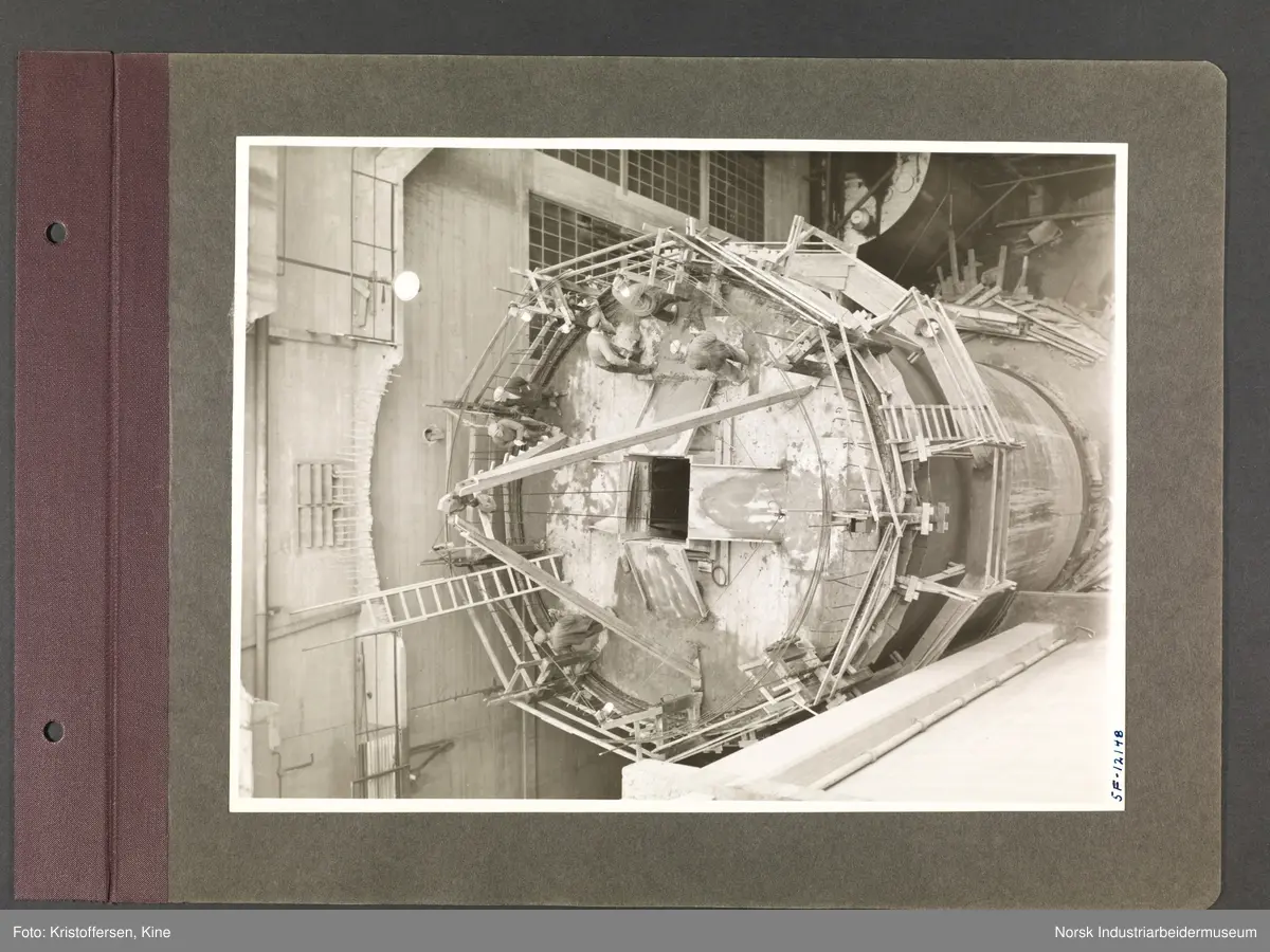 Fotoalbum med 48 sider og 51 innlimte fotografier fra Norsk Hydro på Herøya.