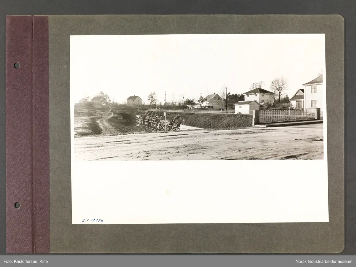 Fotoalbum med 48 sider og 51 innlimte fotografier fra Norsk Hydro på Herøya.