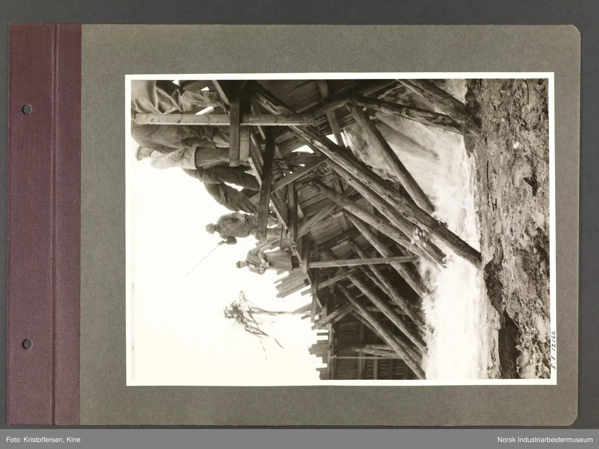 Fotoalbum med 48 sider og 48 innlimte fotografier fra Norsk Hydro på Herøya.