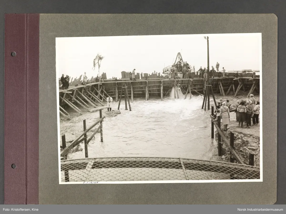Fotoalbum med 48 sider og 48 innlimte fotografier fra Norsk Hydro på Herøya.