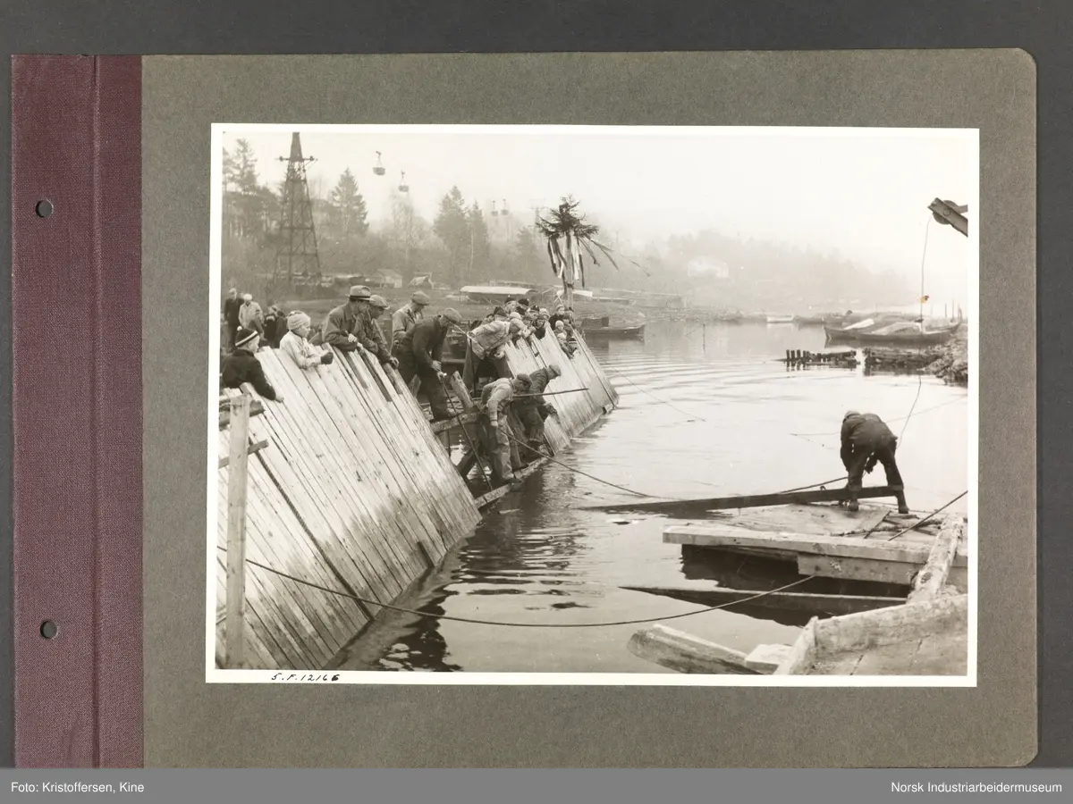 Fotoalbum med 48 sider og 48 innlimte fotografier fra Norsk Hydro på Herøya.